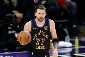 背靠背100分太累~东契奇30中12砍下33+5+6 下半场13投仅2中