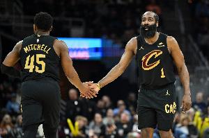 米切尔：与哈登在关键时刻的配合 我们已经演练沟通好几周了