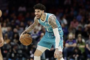 效率极低！拉梅洛·鲍尔26次出手仅拿20分3板8助1断 4犯规