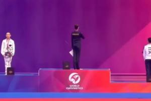 无声抗议！艺术体操世界杯奏乌克兰国歌时，俄罗斯运动员背过身去