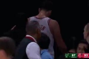 这个节骨眼不能伤啊！申京扶着腰自己走回更衣室