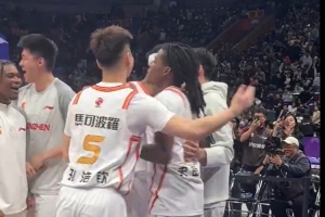 杨毅：史密斯空中悬停1秒的绝杀 简直像乔丹一样