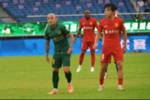 浙江发布比赛日视频，上半场李镇全疑似在身后辱骂米特里策