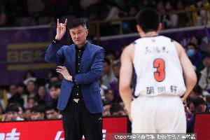 杜锋：队伍现在很困难 今天小徐和小胡身体都不好 他们都在坚持