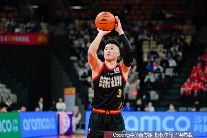 正负值+21！贺希宁半场6中4贡献11分5板2断 三分4中3