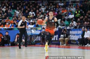 得分真难！高诗岩半场2中0未得分 拿到2篮板4助攻